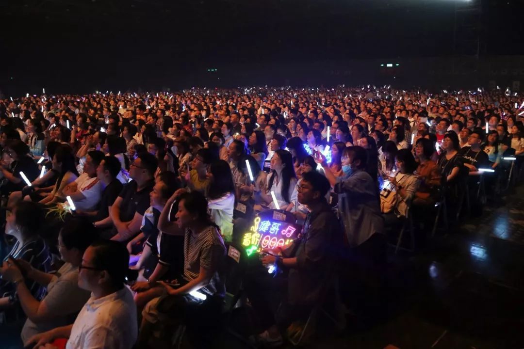 李健演唱会团队_李健邀请学员参加演唱会_李健演唱会舞台搭建