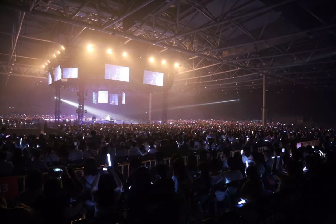 李健演唱会舞台搭建_李健邀请学员参加演唱会_李健演唱会团队